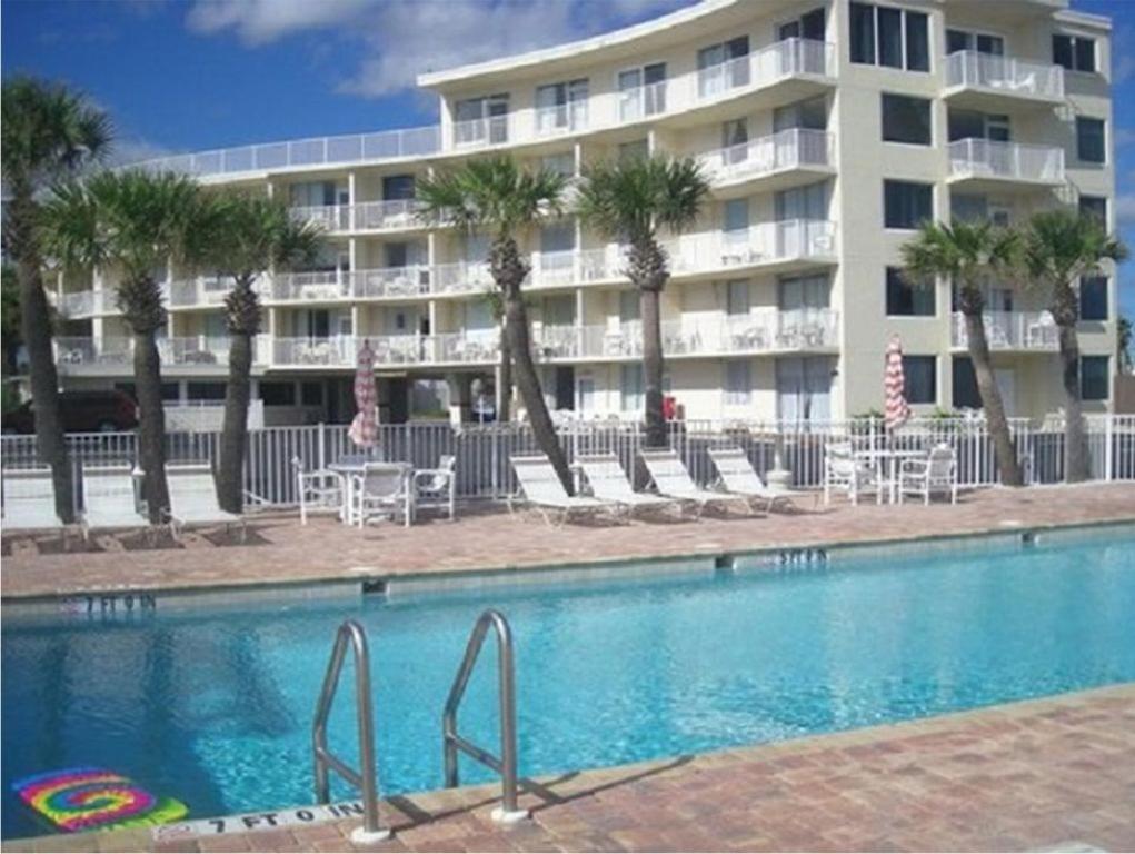 代托纳海滩Ocean View Renovated Condo With Pool - DAYTONA BEACH的大楼前设有游泳池的酒店