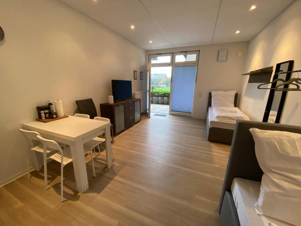 戈赫Apartment mit vier Einzelboxspringbetten - Netflix的客房设有桌子、床和书桌。
