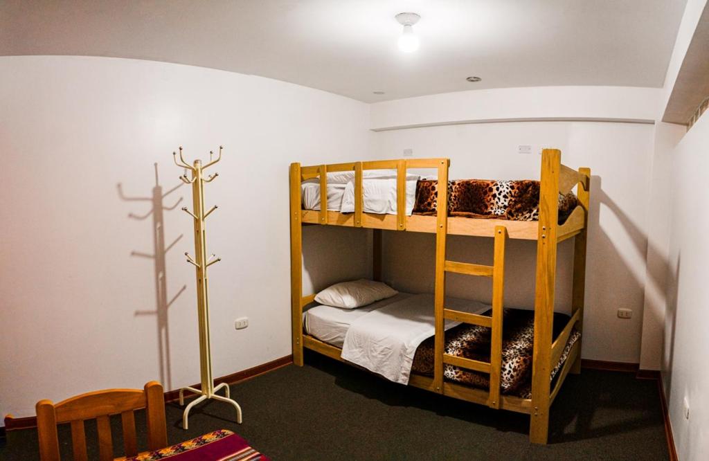 瓦拉斯Alpino Guest House的一间卧室配有两张双层床。