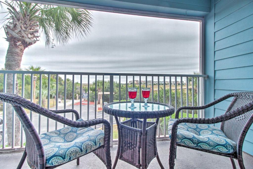 希尔顿黑德岛Hilton Head Resort Condo with Beach and Pool Access!的阳台上的桌子上放着两杯葡萄酒