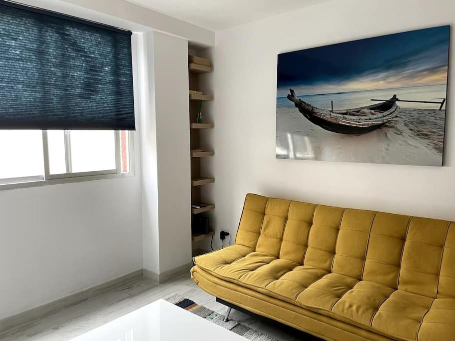 圣克鲁斯-德特内里费Renovated modern apartment in the city center的客厅配有沙发和小船图片