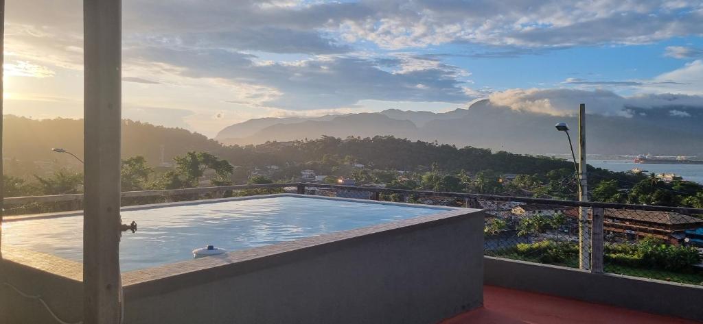 伊利亚贝拉Suite Ilhabela - com varanda e vista panorâmica的房屋阳台上的游泳池