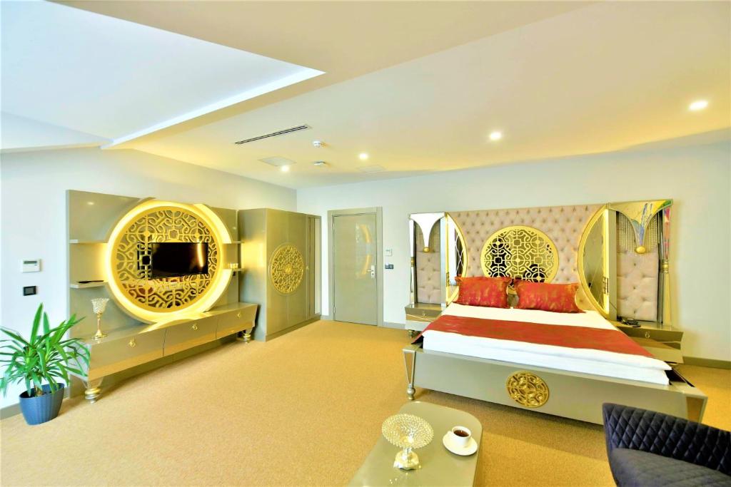 伊斯坦布尔Ghan Hotel的一间卧室配有一张床和一台电视。