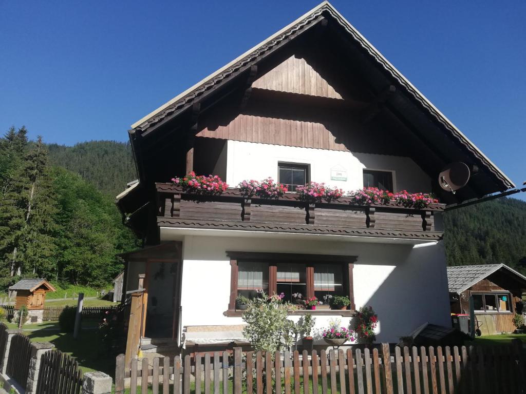 格绍Ferienwohnung Schmaranzer的一座房子,阳台上种着鲜花