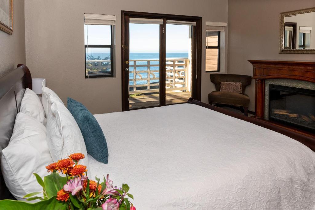 波因特阿里纳瓦尔福马思特旅馆的一间卧室设有一张床,享有海景