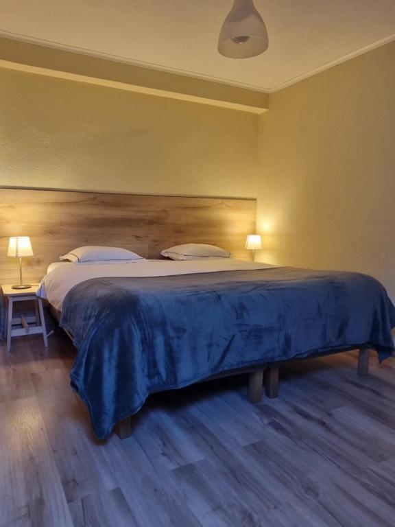 阿尔马达Isabel Guest House的一间卧室配有一张大床和木制床头板