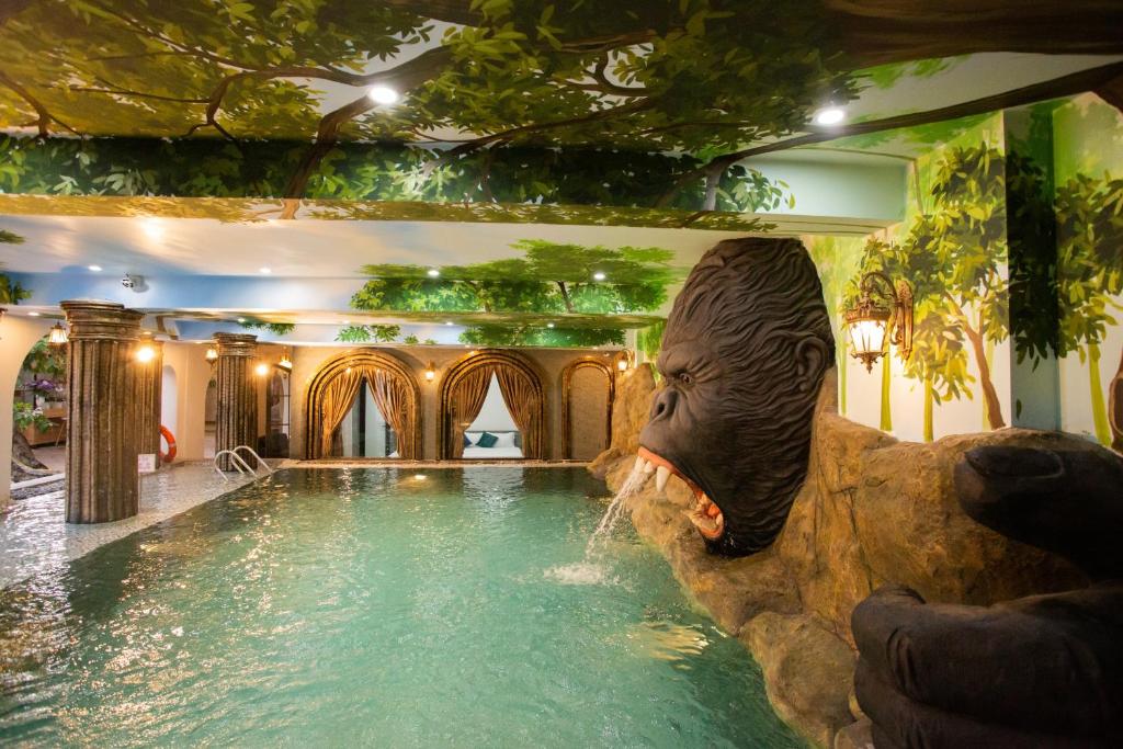顺化HELLO VILLA & SPA的一座室内游泳池,里面的水里有一个象头