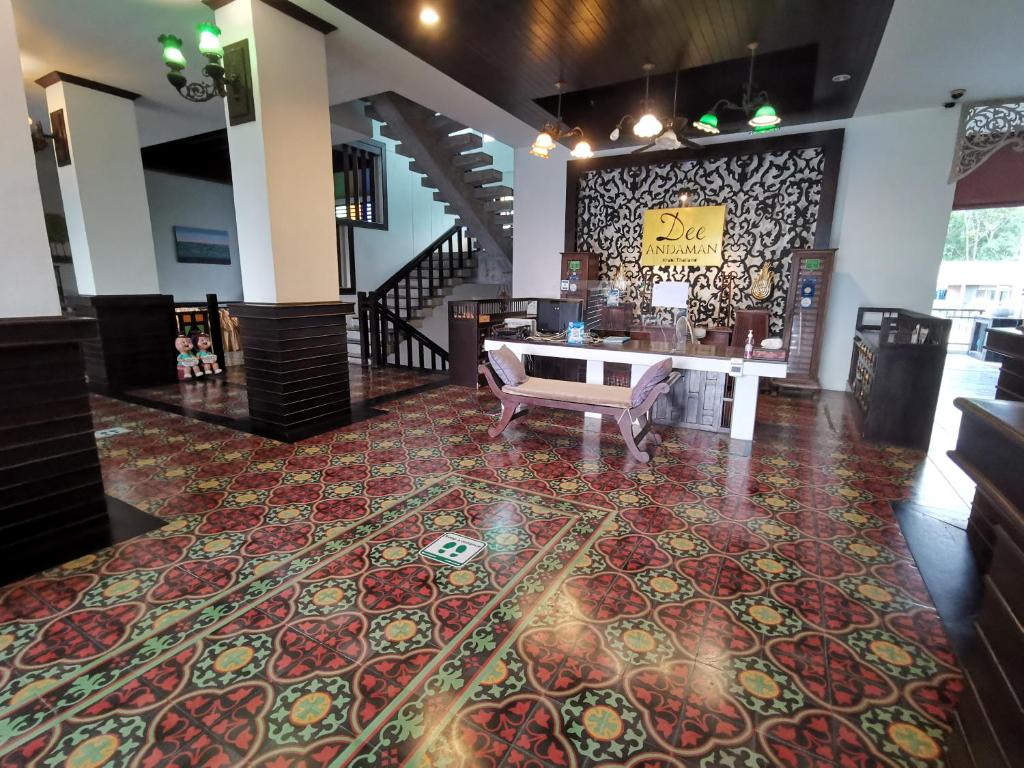 甲米镇迪安达曼酒店的大堂设有桌子和地毯