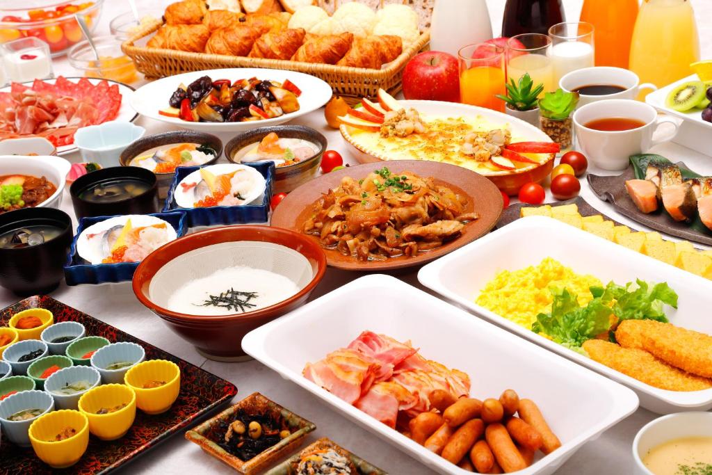 青森青森JAL城市酒店的一张桌子上面有很多不同类型的食物