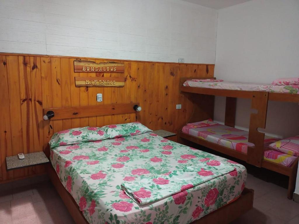 GualeguaychúBungalows Maneyros的一间卧室配有两张双层床。
