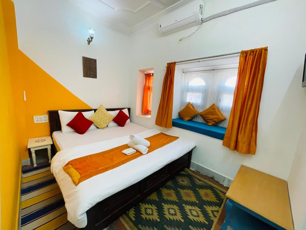 斋沙默尔Jaisalmer Hostel Crowd的一间卧室,床上有泰迪熊