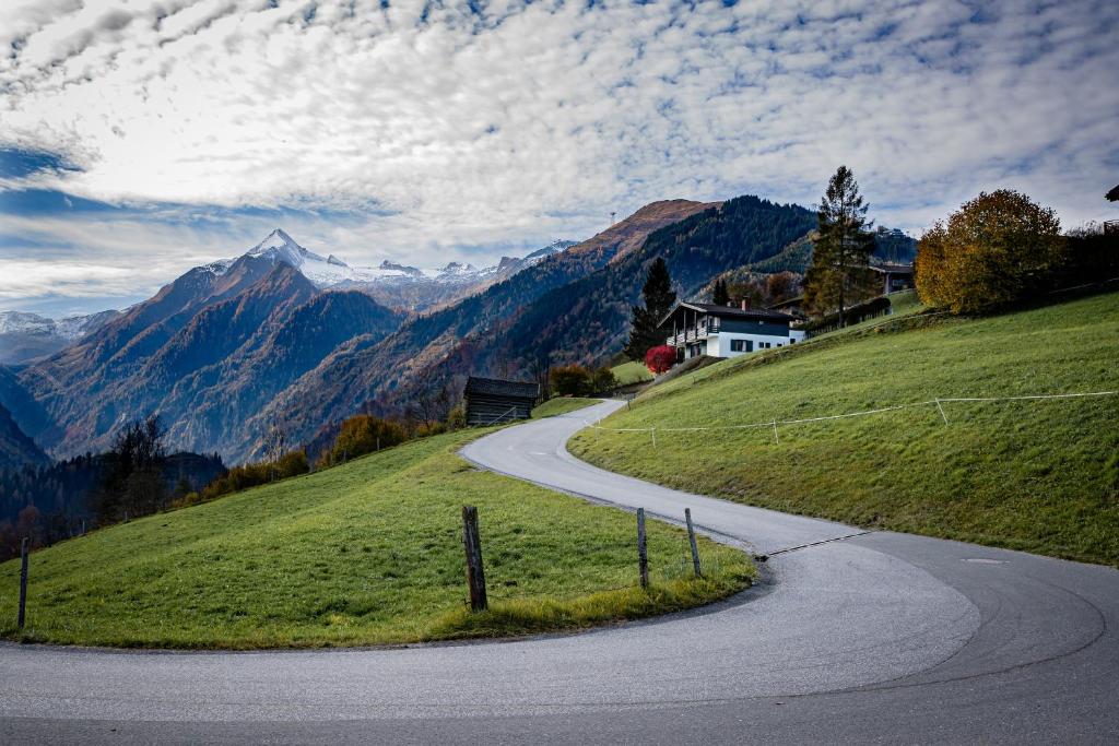 卡普伦Chalet Carpe Diem的山丘上 ⁇ 曲折的道路,山丘背景