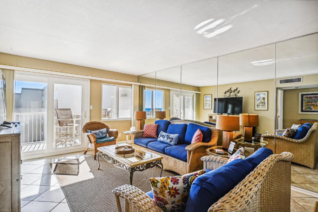 德斯坦Holiday Surf & Racquet 614 Condo的客厅配有蓝色的沙发和椅子