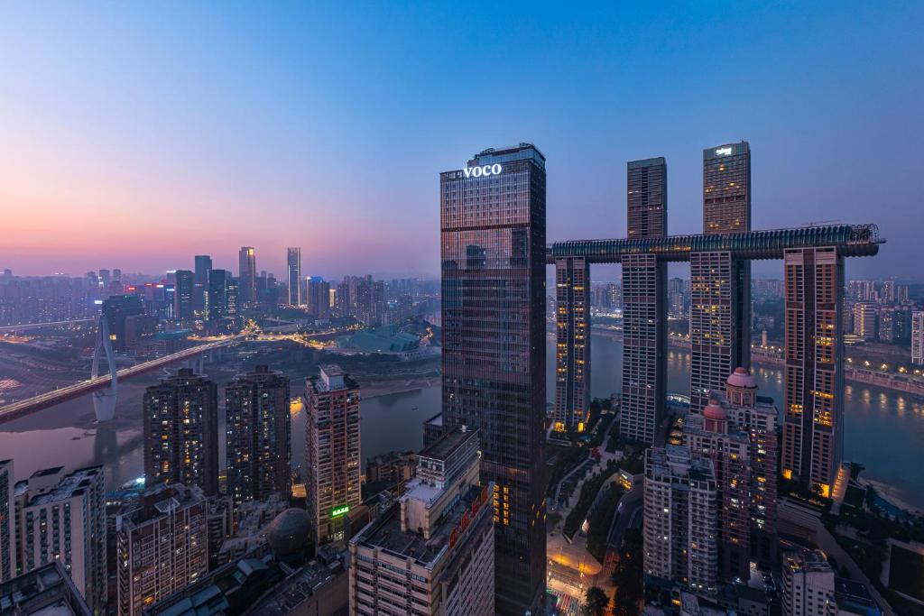 重庆重庆朝天门voco酒店的享有城市天际线的美景。