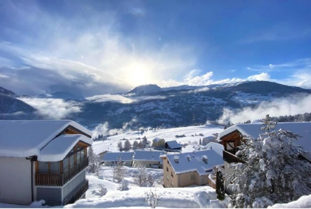BrienzJust 10min from Lenzerheide - Apartment in Vazerol的山上雪地中的滑雪小屋