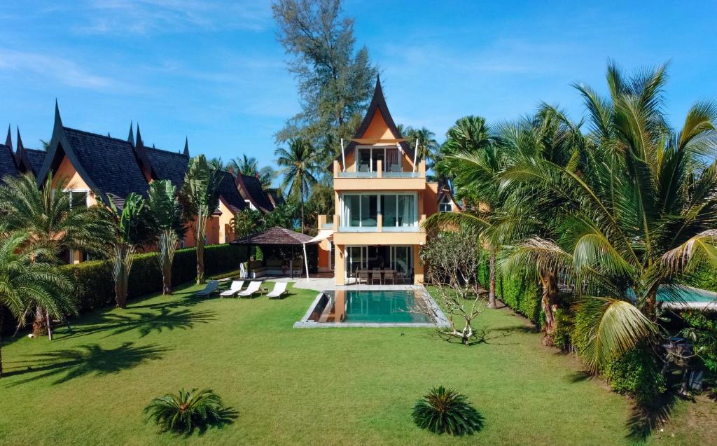 象岛Private Pool Villa on Koh Chang的享有带游泳池的房屋的空中景致