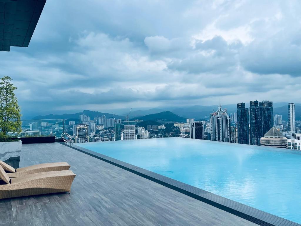 吉隆坡Platinum Suites Tower 2 KLCC的一座城市建筑顶部的游泳池
