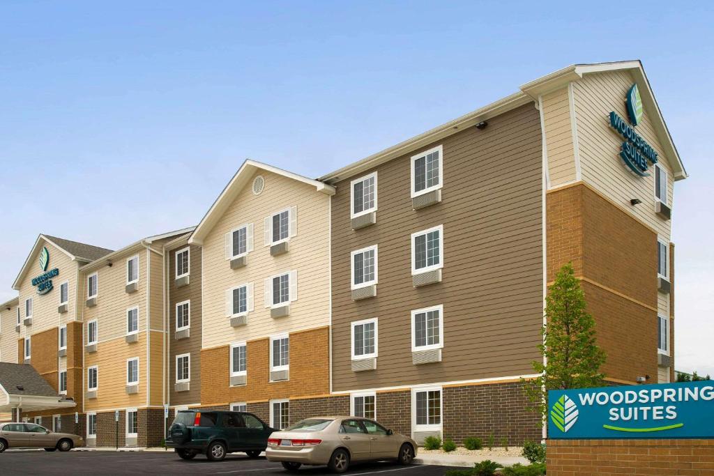 罗密欧维尔WoodSpring Suites Chicago Romeoville的前面有标志的建筑