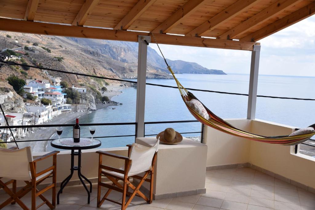 ParánimfoiAeriko House的客房设有吊床,享有海景。