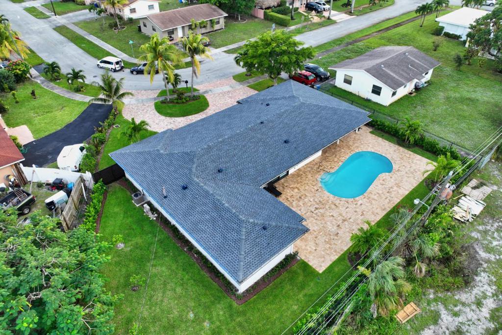劳德代尔堡Sandals Beach Cottage的蓝色屋顶房屋的空中景致