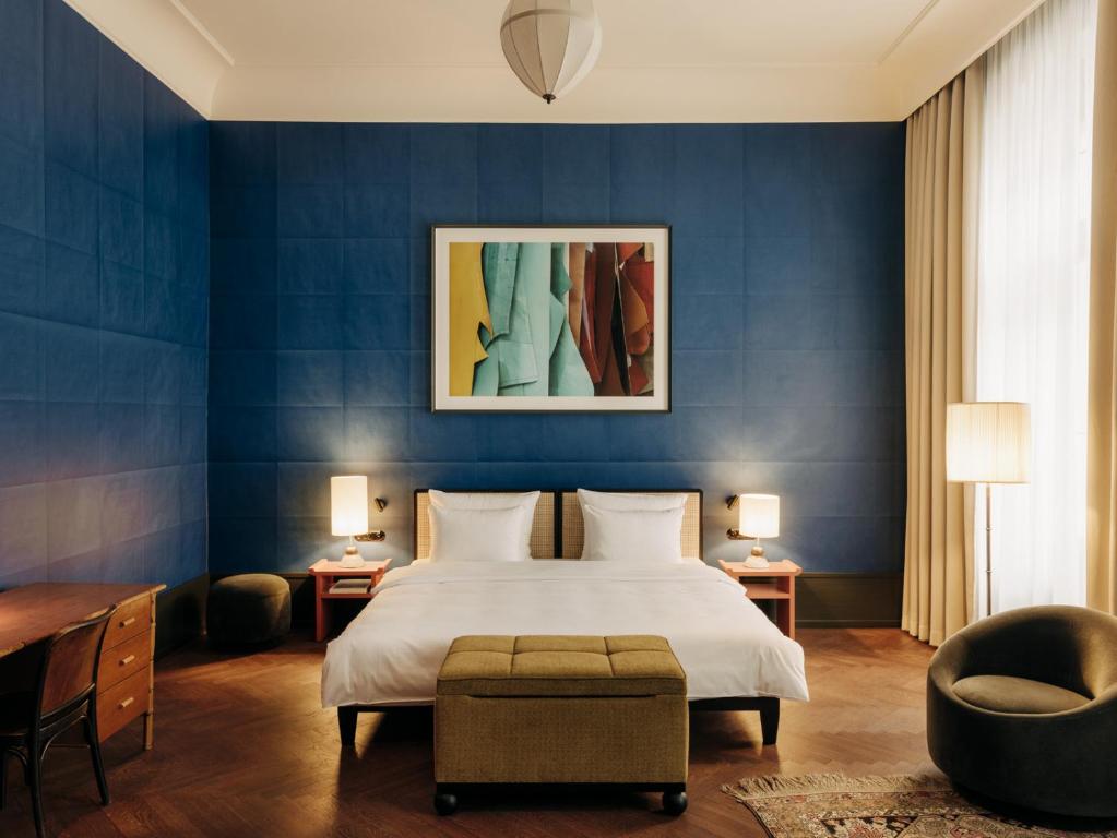 柏林Boutique Hotel Château Royal的一间卧室设有一张床和蓝色的墙壁