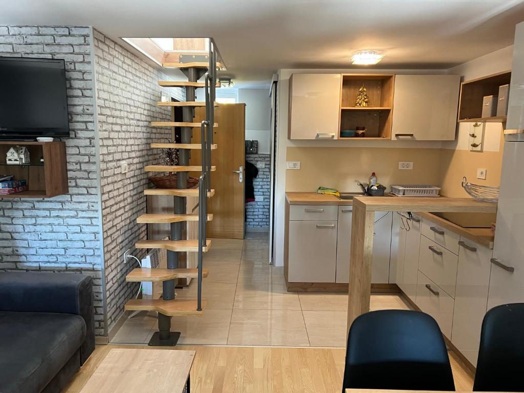 兹雷切Apartma GABER 125 - Rogla的一个小房间中的一个厨房和一个螺旋楼梯