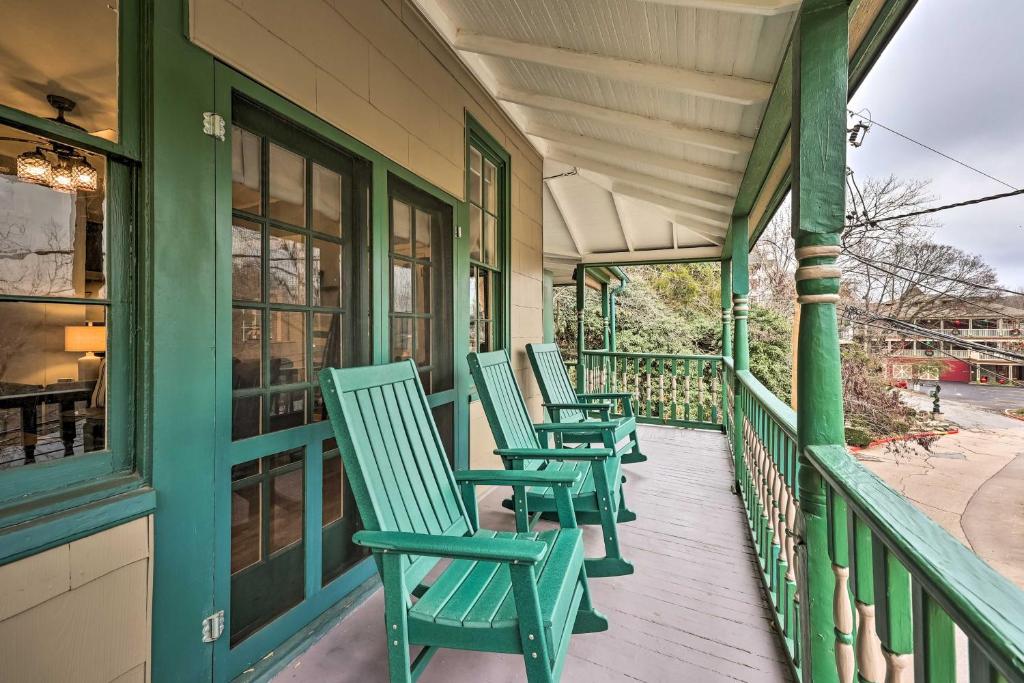 尤里卡斯普林斯Cozy Eureka Springs Cottage, Walk to Dtwn!的门廊上一排绿色椅子