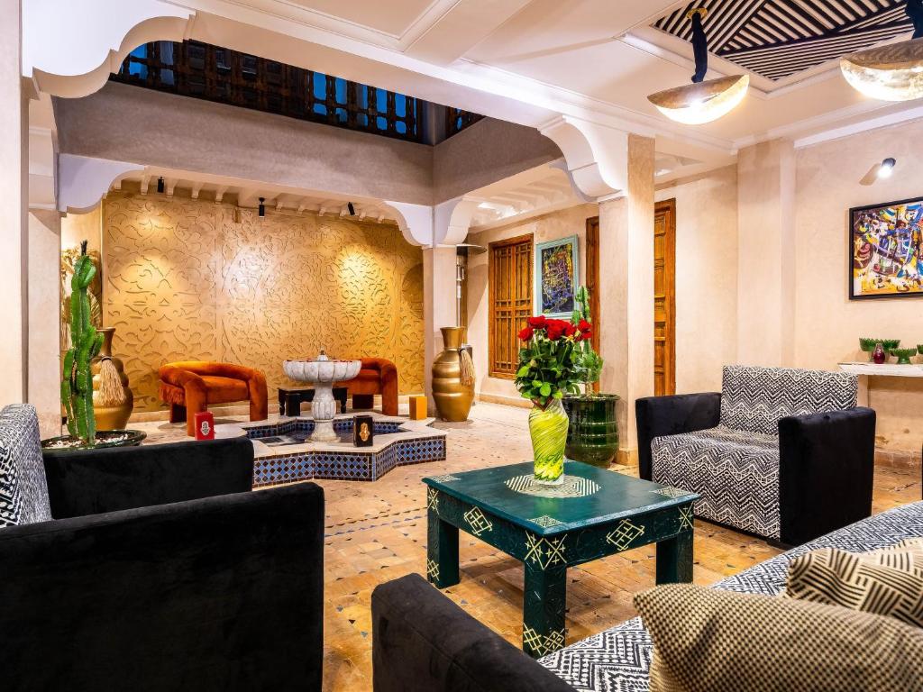 马拉喀什Riad La Croix Berbere De Luxe的带沙发和桌子的客厅