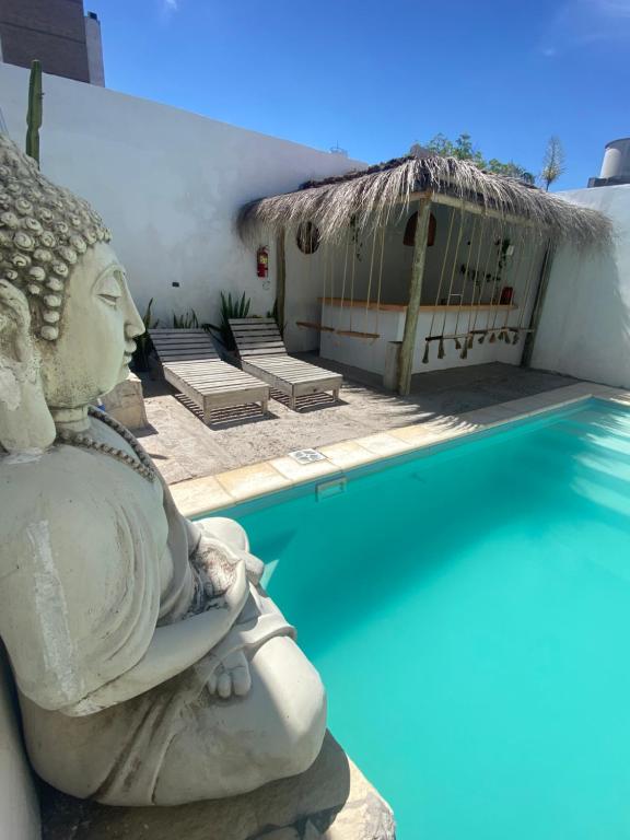 巴拉那Bardot Hostel的游泳池旁的雕像
