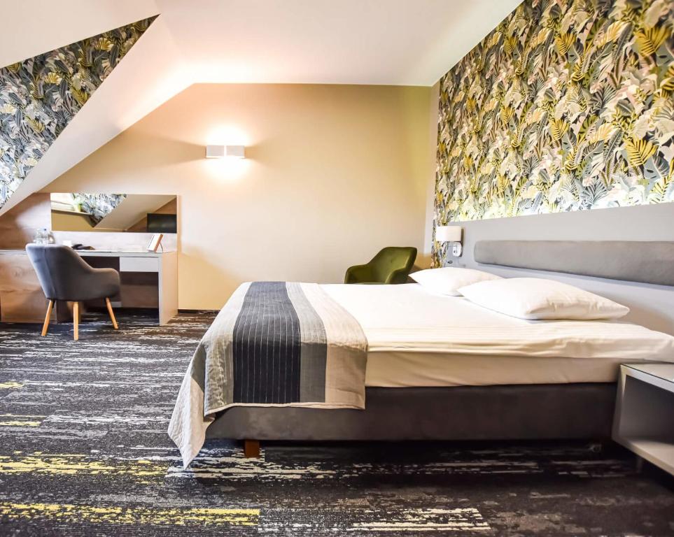 拉多姆Leśny Dwór的配有一张床和一张书桌的酒店客房