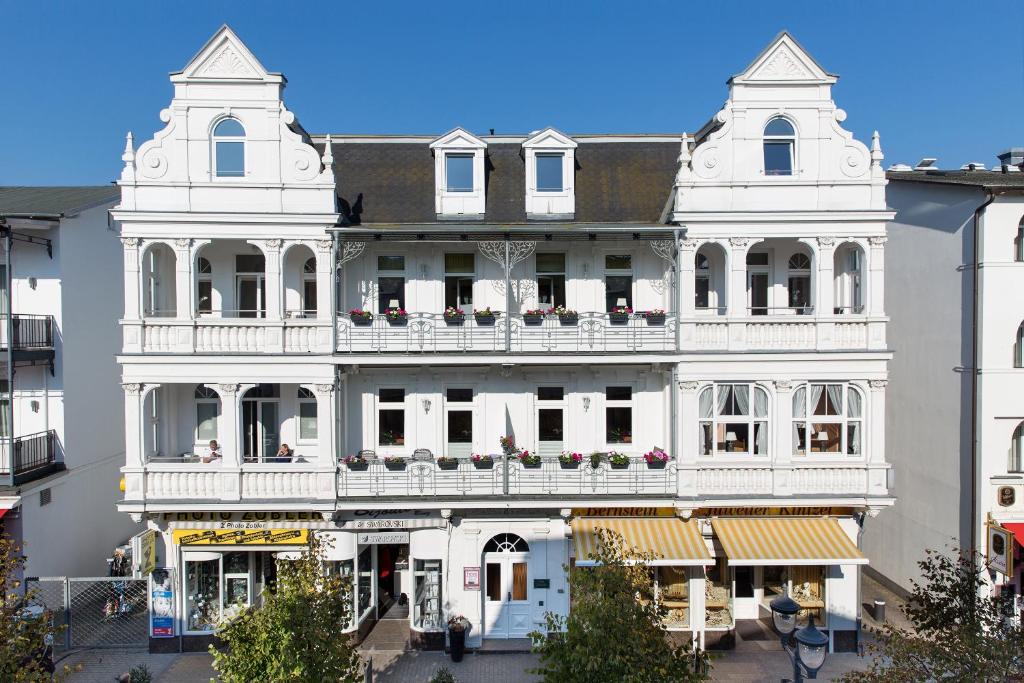 宾茨Haus Zobler的带阳台的大型白色建筑