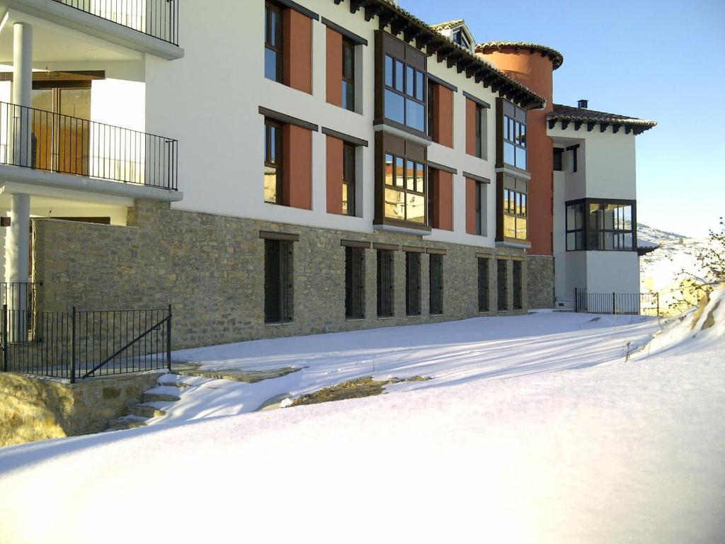 巴尔德利纳雷斯Coqueto apartamento en Valdelinares的前面有雪的建筑