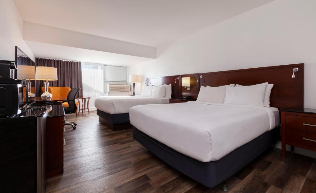 金斯顿Strata Hotel的酒店客房设有两张床和电视。