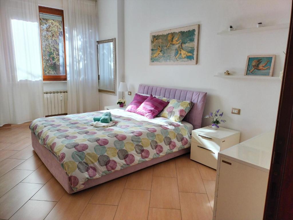 利沃诺Sunnyside Accademia的一间小卧室,配有一张带粉红色枕头的床
