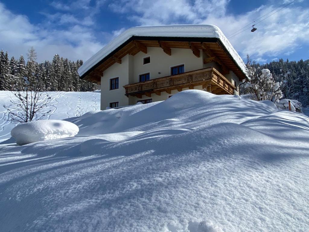 瓦格赖恩Oberleiten Apartments的房子前面的一堆雪