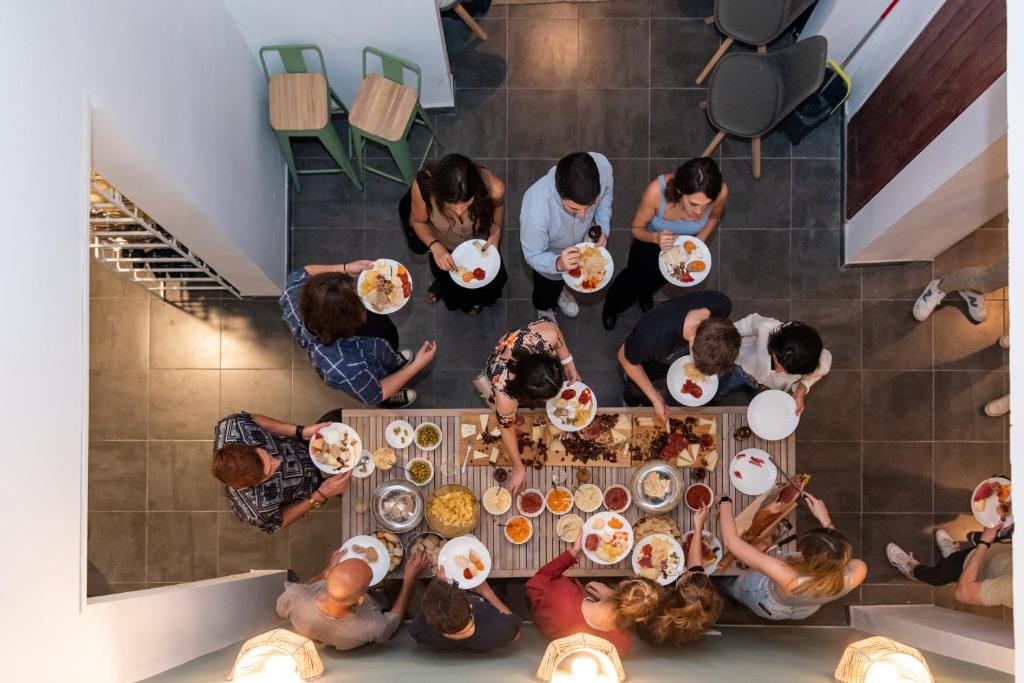 大加那利岛拉斯帕尔马斯Compass House的一群坐在桌子旁吃食物的人