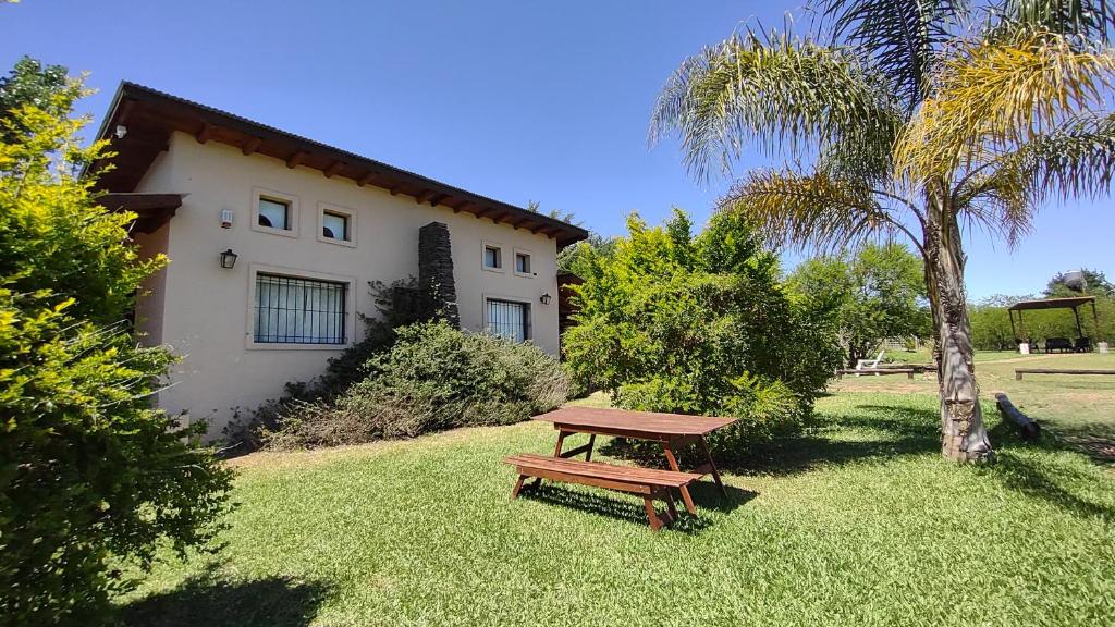 圣何塞Altos del Campo的房子前面草上的野餐桌