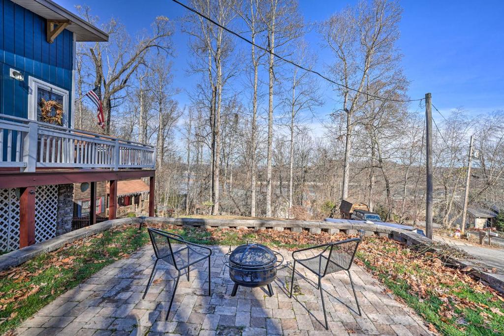 Gray Home with View of Boone Lake and Fire Pit!的房屋前设有带2把椅子和1张桌子的庭院。