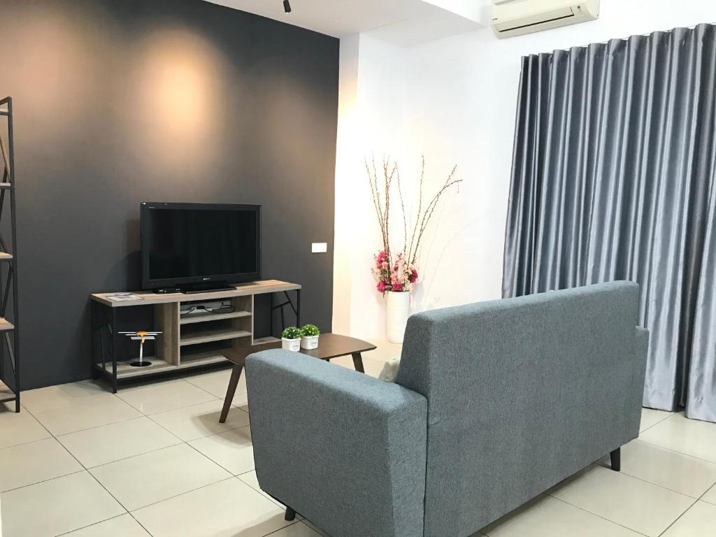 怡保Ipoh Homestay Cozy and Comfortable 4R3B 13pax Indoor Car Parking SY12的带沙发和电视的客厅