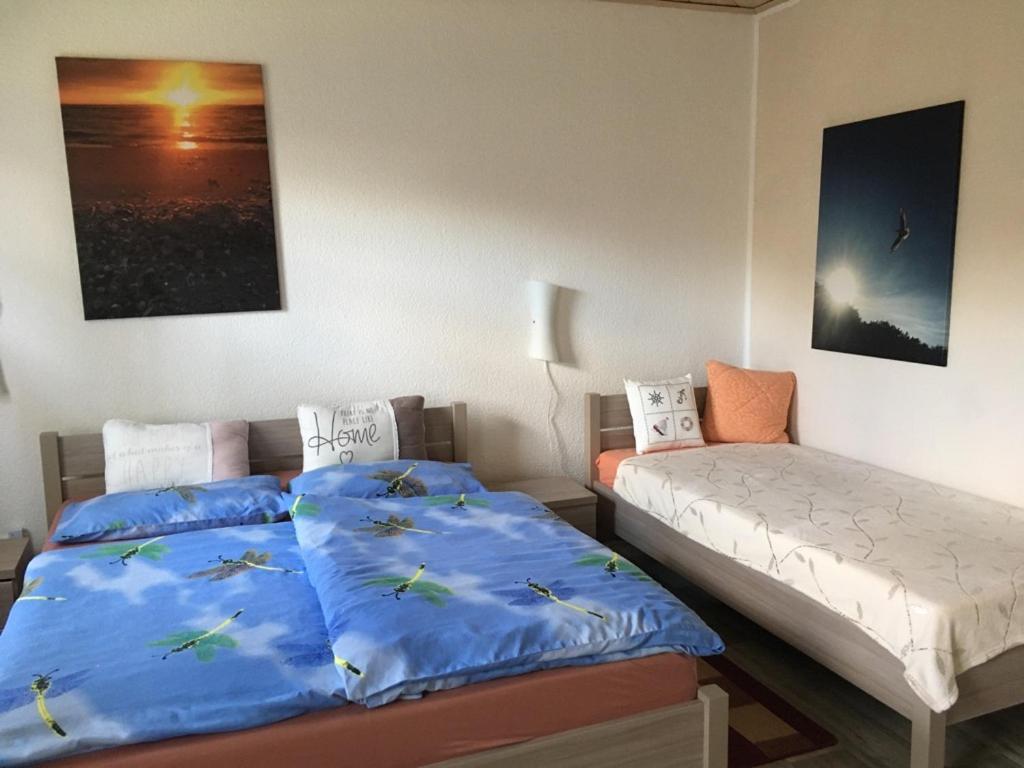 特拉森海德Ferienwohnung mit Terrasse - Insel Usedom的一间卧室配有两张蓝色床单