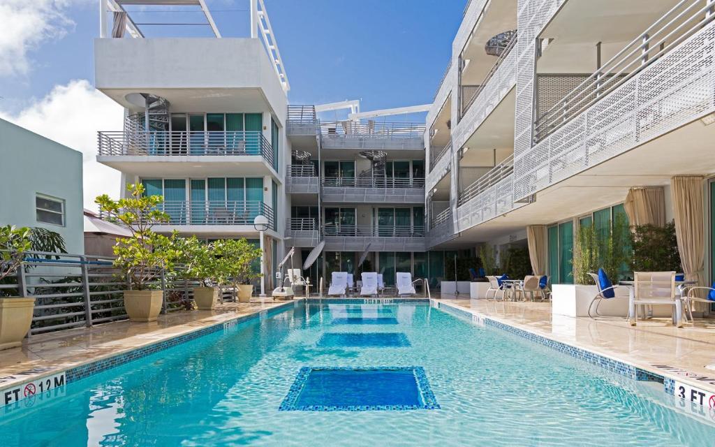 迈阿密海滩Boutique Suites 3 min walk to beach的大楼前的游泳池