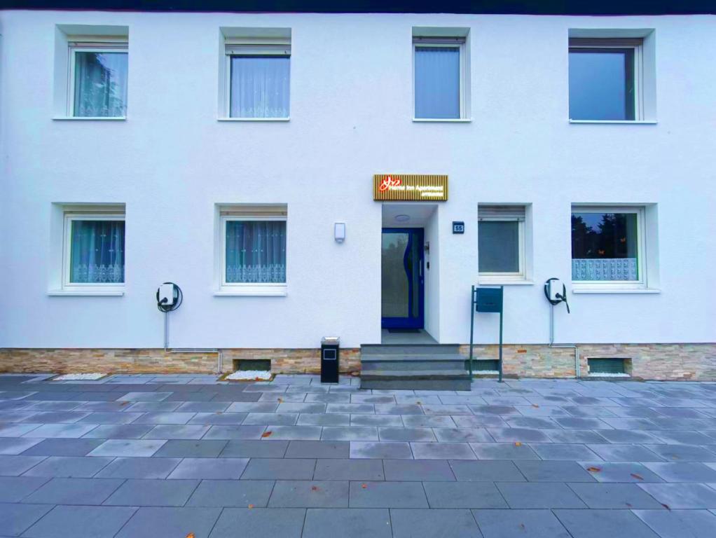 多尔马根Home Inn Hotel的门上标有标志的白色建筑