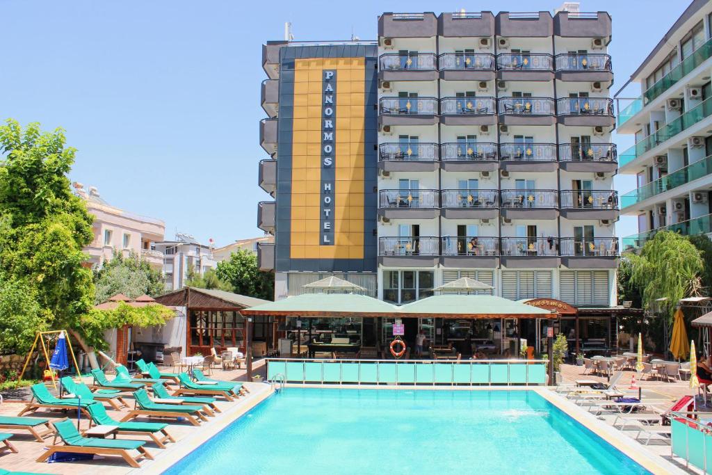 迪迪姆Panormos Hotel的一座设有游泳池和躺椅的酒店