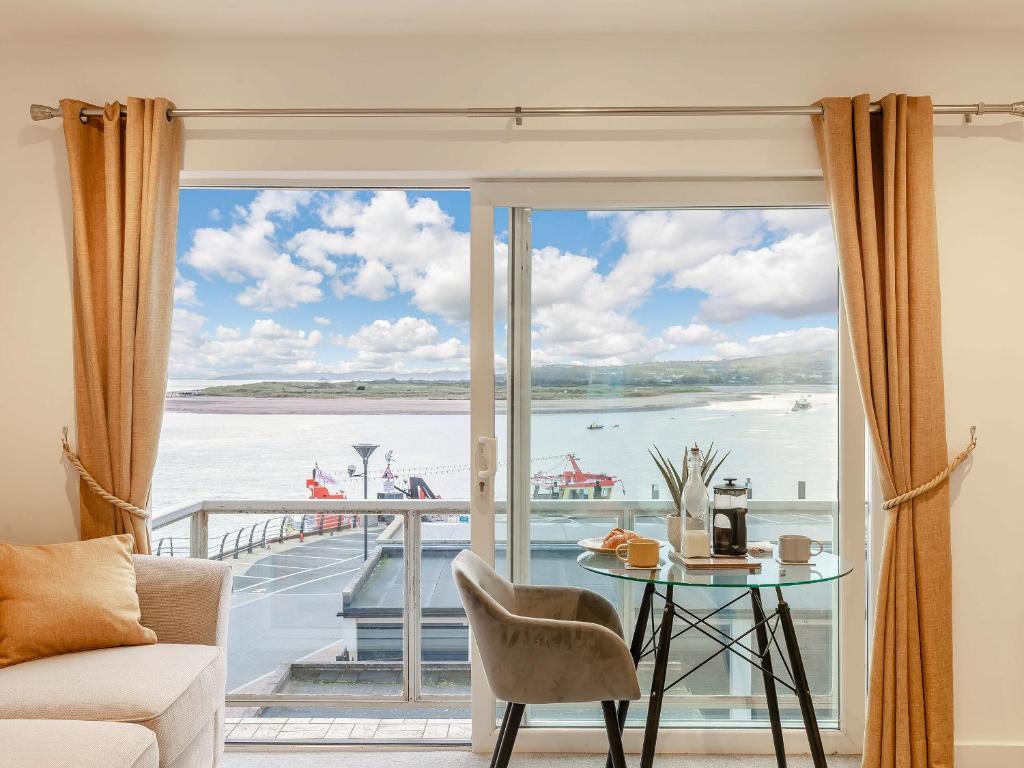 埃克斯茅斯Estuary View的享有水景的客厅