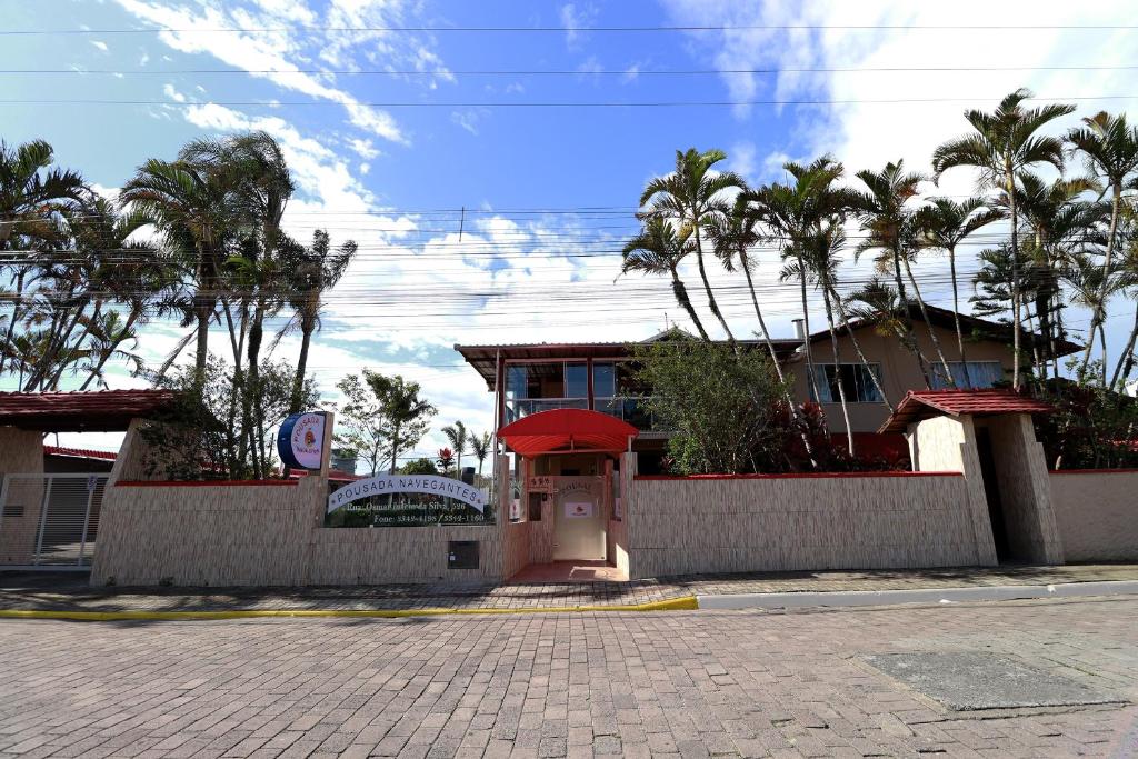 纳韦甘蒂斯Pousada Navegantes的一座楼前有棕榈树的房子