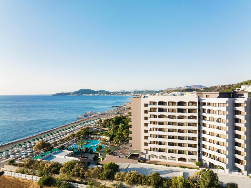 法里拉基Esperos Mare Resort的享有酒店和海滩的景致。