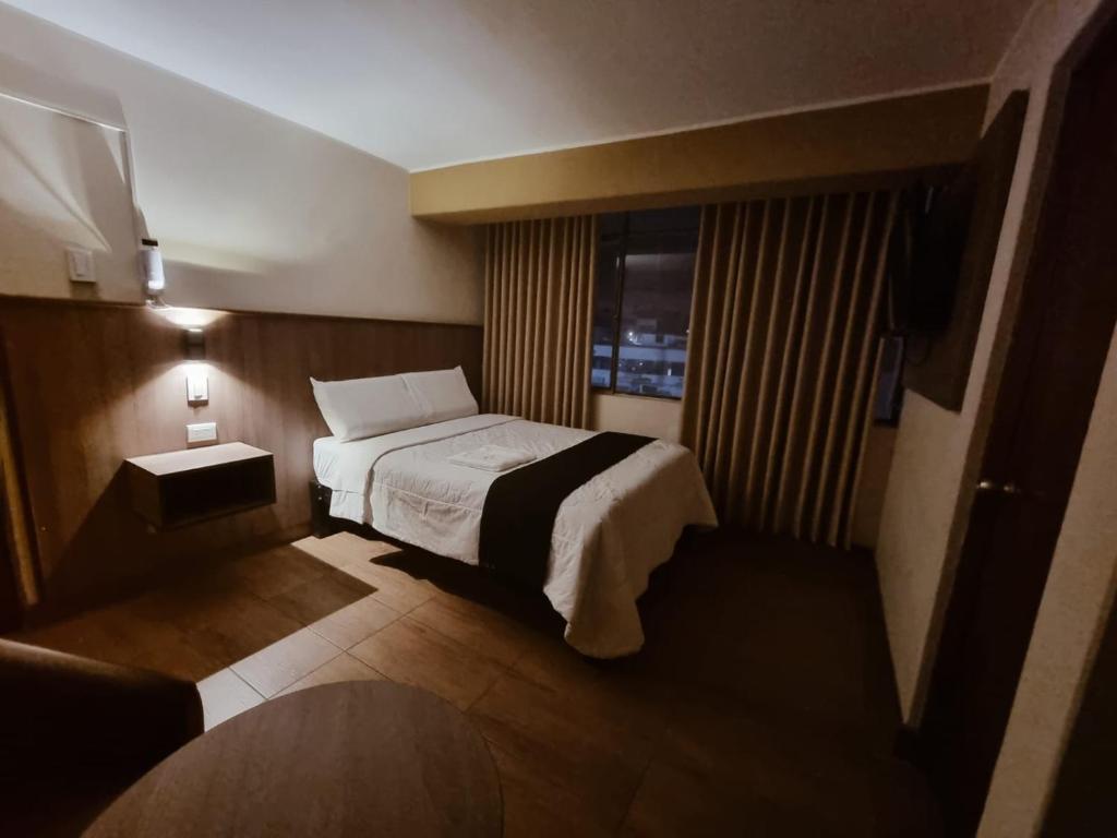 万卡约Hotel Rey的酒店客房设有床和窗户。