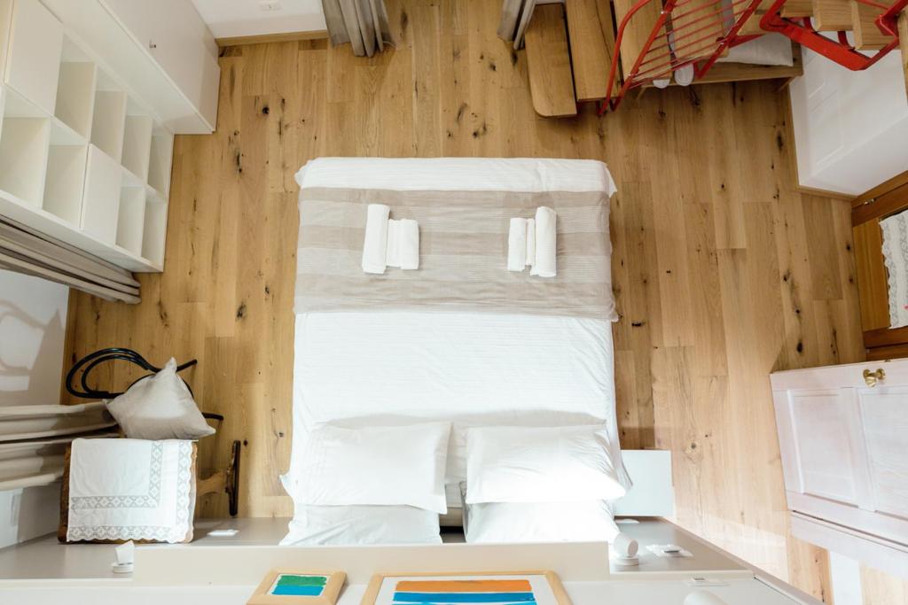 PrepottoHome Dren的配有木墙和白色枕头的客房内的一张床位