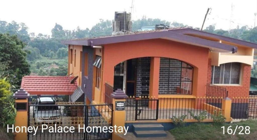 马迪凯里Honey Palace Homestay的前面有围栏的小房子