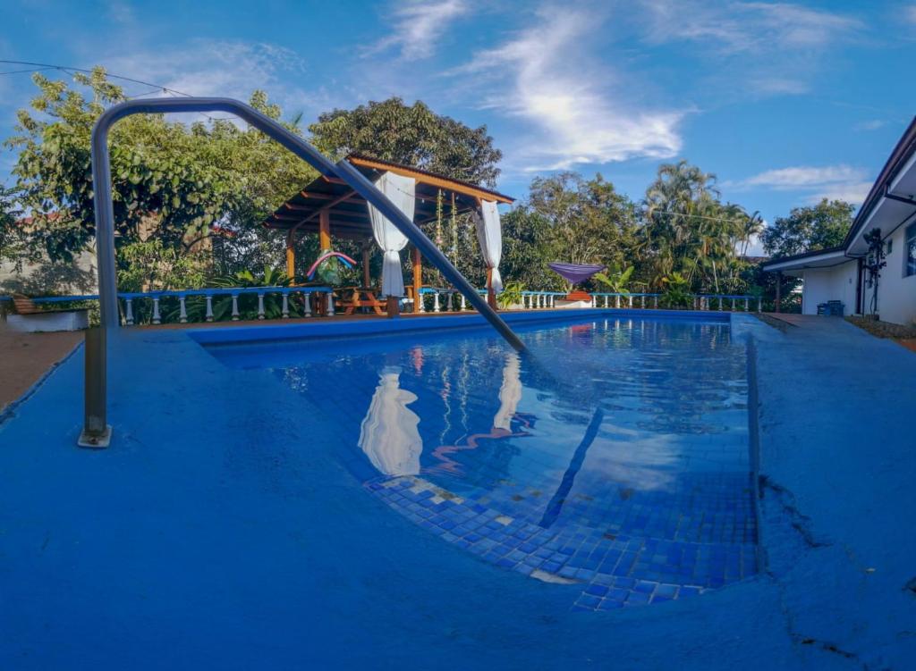 图里亚尔瓦Hotel Geliwa的一个带水滑梯的游泳池